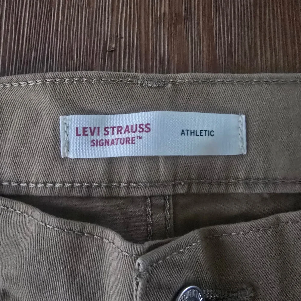 Levi Strauss Signature Men’s Athletic Fit Khaki Pants Secure Tech Pocket 42x30